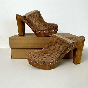 UGG PERFORATED SHERPA LINED STUDDED CLOGS TAN, Women's Size 8, RUN SMALL